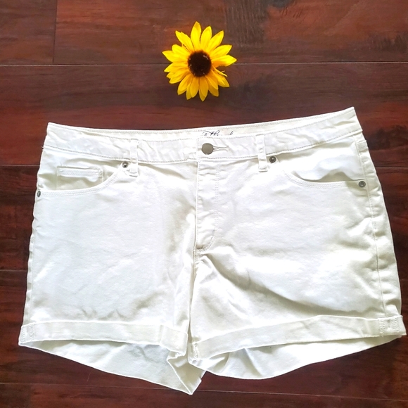 Universal Thread White Jeans Shorts - Picture 2 of 8